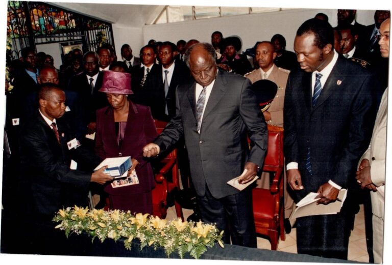 DR HONGO DURING THE BURIAL OF DR GRIFFIN. IN THE PRESENCE OF MAMA LUCY KIBAKI PRESIDENT KIBAKI AND TUJU