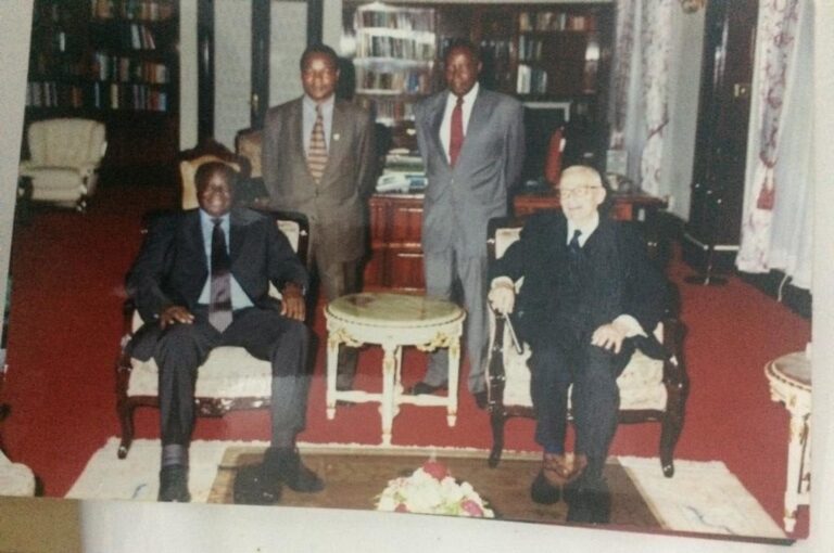 Dr. Hongo, inside President Mwai Kibaki’s office at State House, Nairobi. With the President Himself together with Dr. Griffin, STAREHE’S Founder Director and Mr. Gikubu , Deputy Director, Starehe . Beginning a new Journey with the long serving STAREHE’S Patron, President MWAI KIBAKI .
