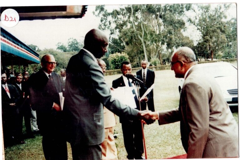 Dr. Kennedy Hongo, HSC at State House, Nairobi, with His Excellency President Daniel Toroitich Arap Moi, during the Launch of STAREHE Boys’ Centre, Local Endowment Launch. Securing the Future of needy boys forever , ensuring that they receive free care and first class education at STAREHE.
